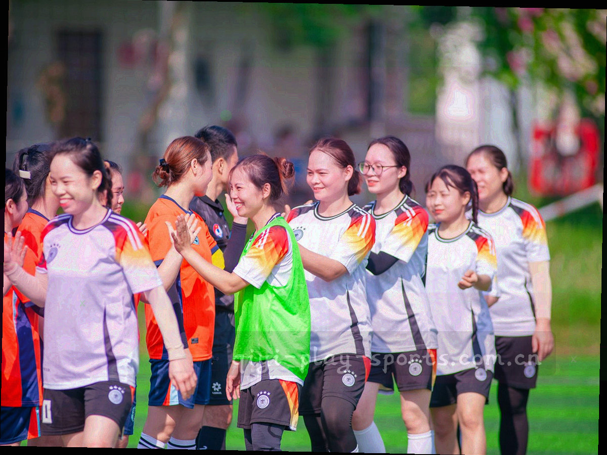 新旧两套赛程索引纸张叠层并排，档案金边框与荧光绿版本标签区分两版